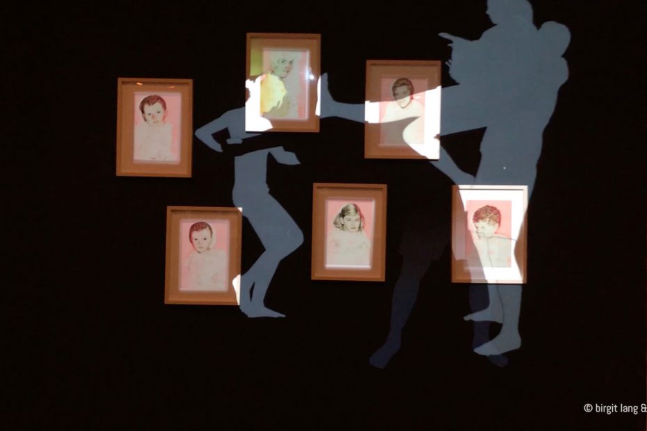 gesinde - pack schlägt sich, pack verträgt sich Animation for Birgit Lang's exhibition "Gesinde" at Strümpfe - The Supper-Artclub Mannheim. Illustration/Animation: birgitlang.de - Motion Design, Projection Mapping & Music: jojacobs.de